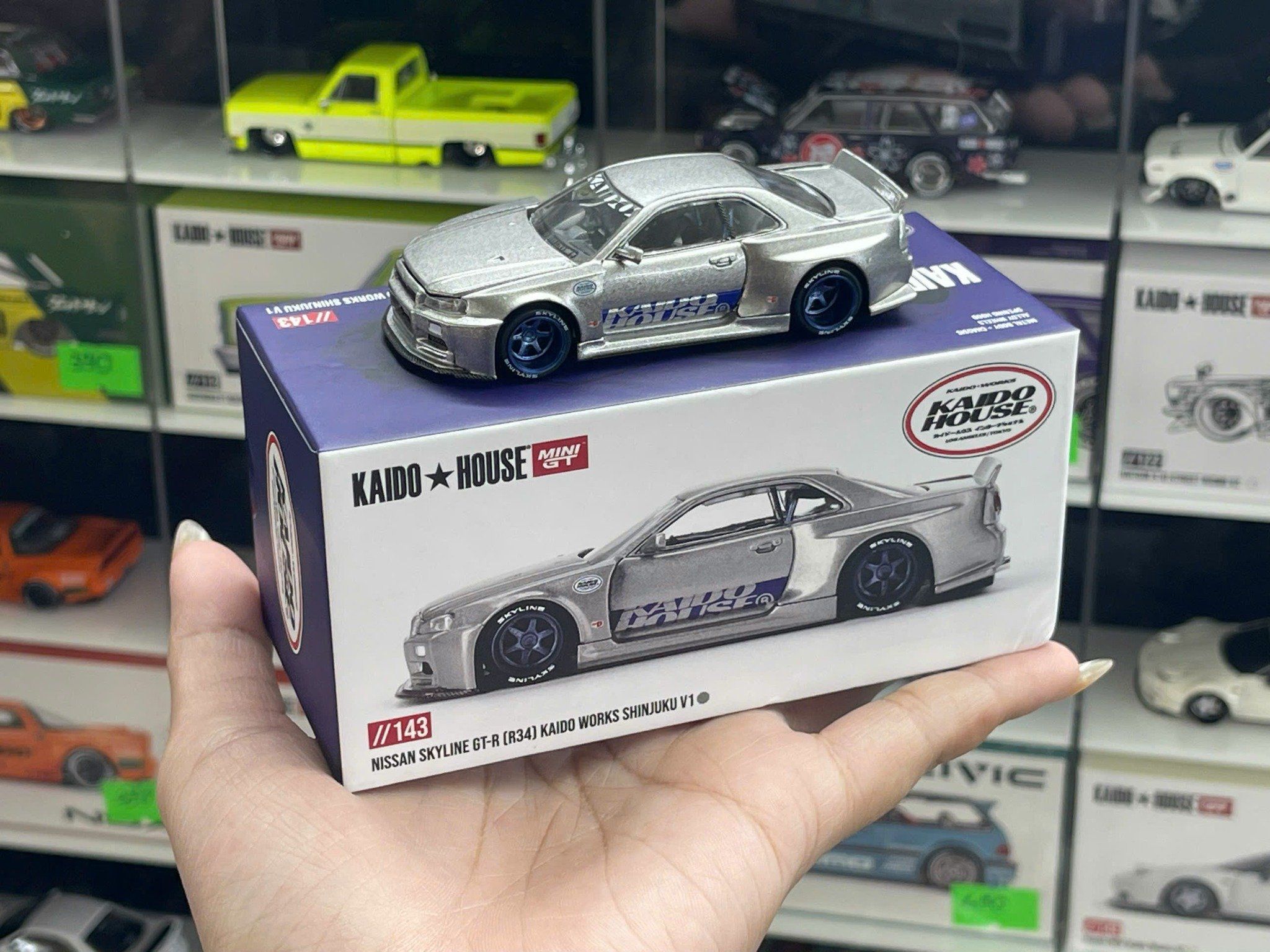  Mô hình xe Nissan Skyline GT-R (R34) Kaido Works SHINJUKU V1 Loose tỉ lệ 1:64 KHMG143 