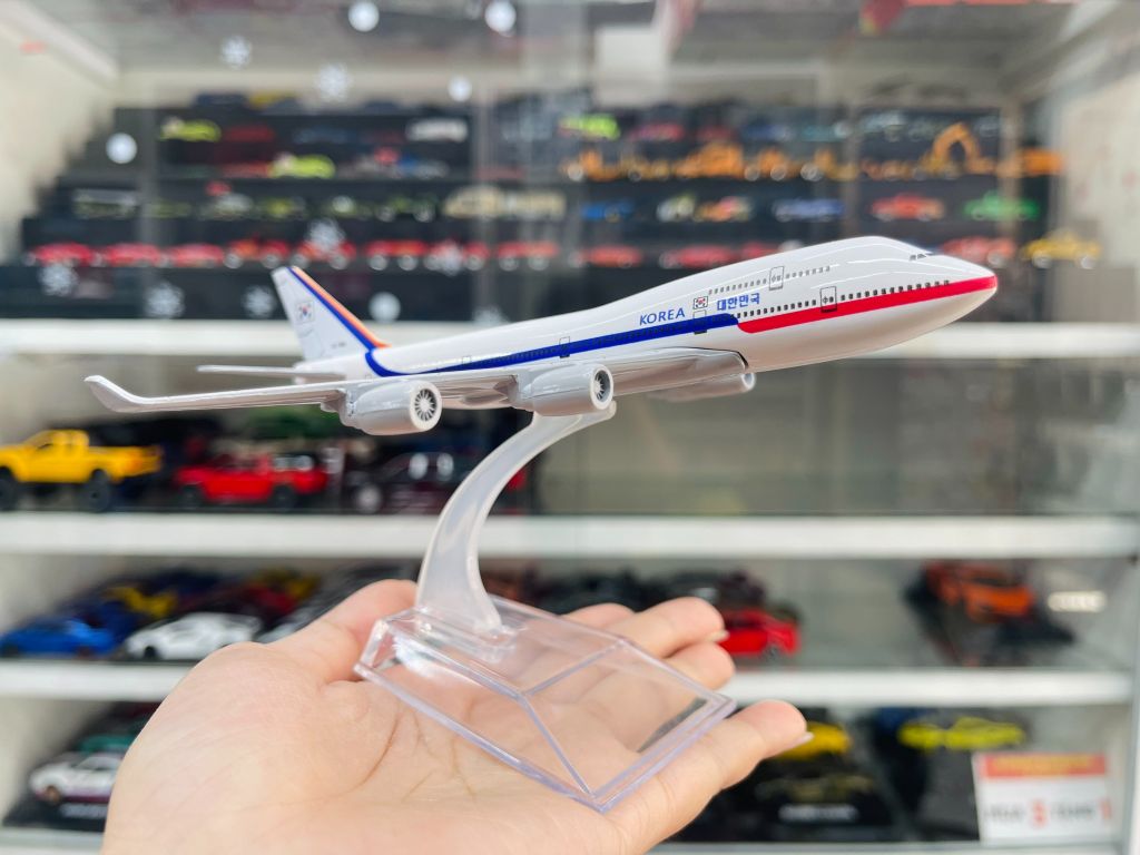 Mô hình máy bay chuyên cơ tổng thống Hàn Quốc Korean Air Boeing B747-400 16cm MB16005