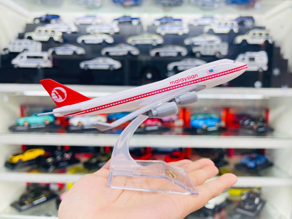 Mô hình máy bay Malaysian Airline Boeing B747-400 16cm MB16012