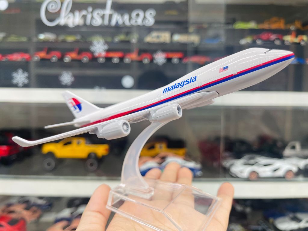 Mô hình máy bay Malaysia Airline Boeing B747 4H6 16cm MB16014