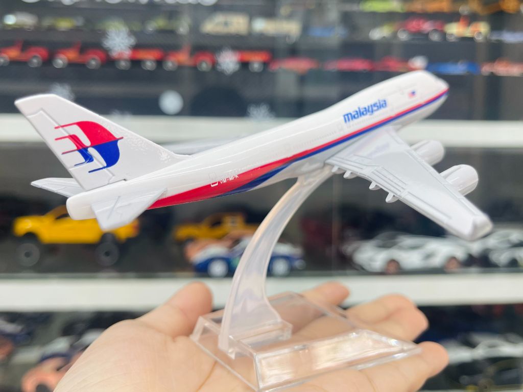 Mô hình máy bay Malaysia Airline Boeing B747 4H6 16cm MB16014