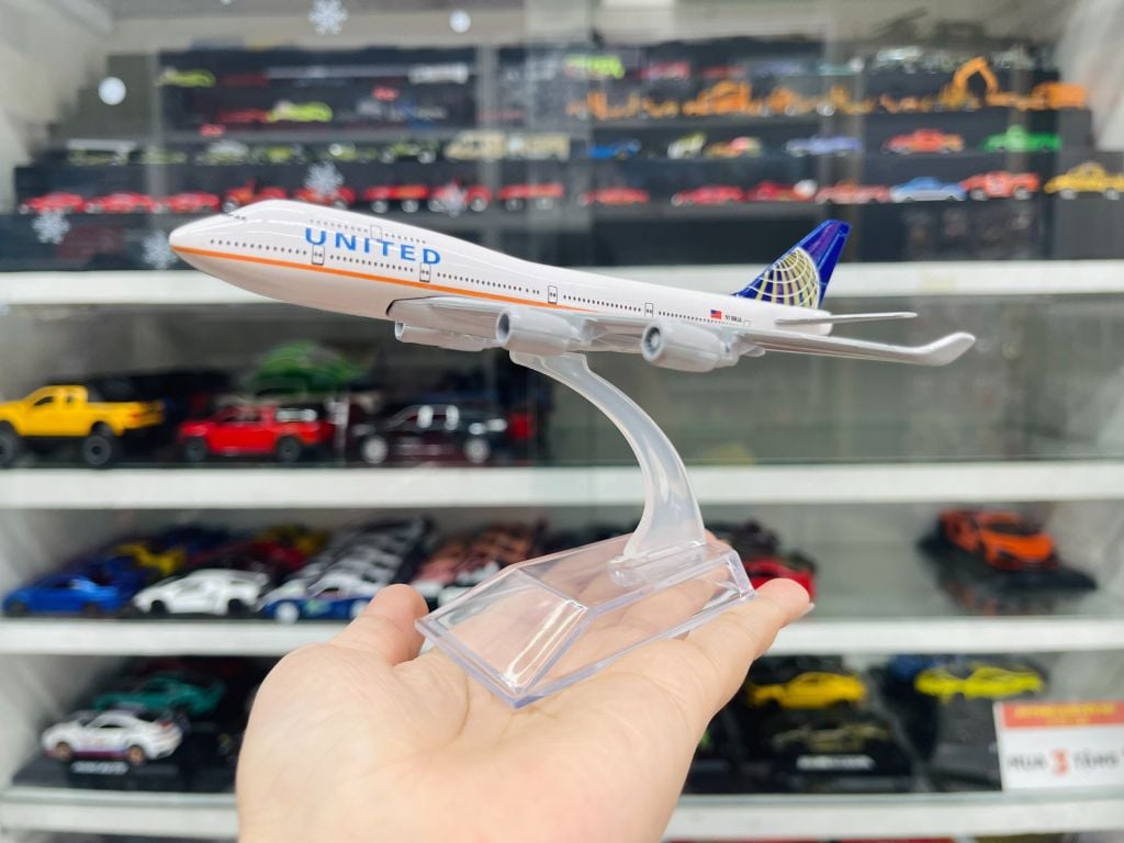 Mô hình máy bay United Airlines Boeing B747 16cm MB16017