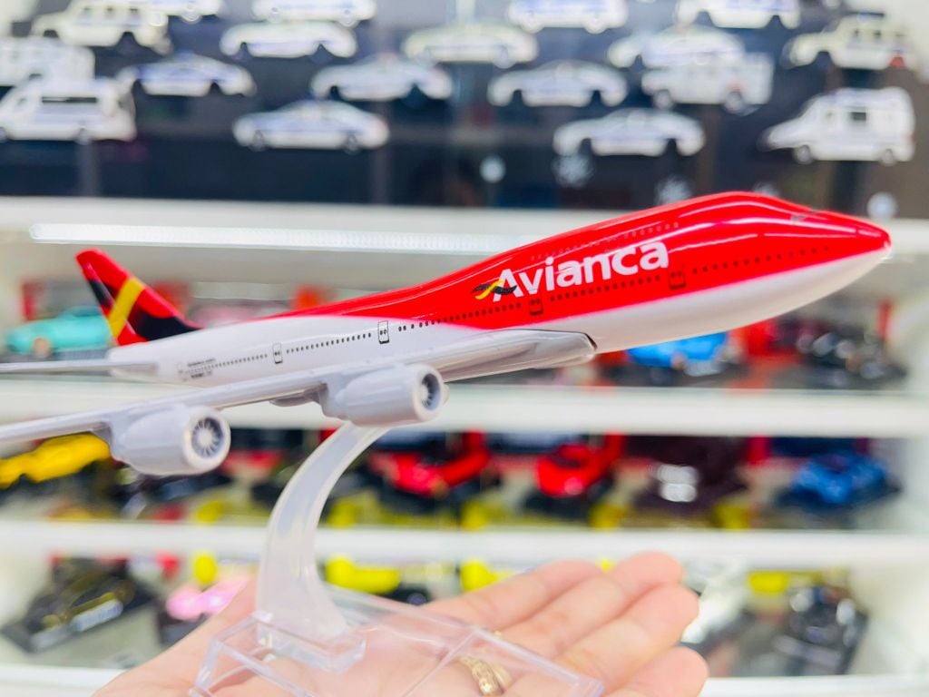 Mô hình máy bay Colombia Avianca Airways Boeing B747 16cm MB16028