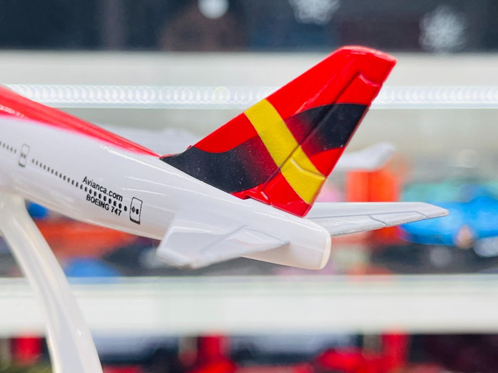 Mô hình máy bay Colombia Avianca Airways Boeing B747 16cm MB16028