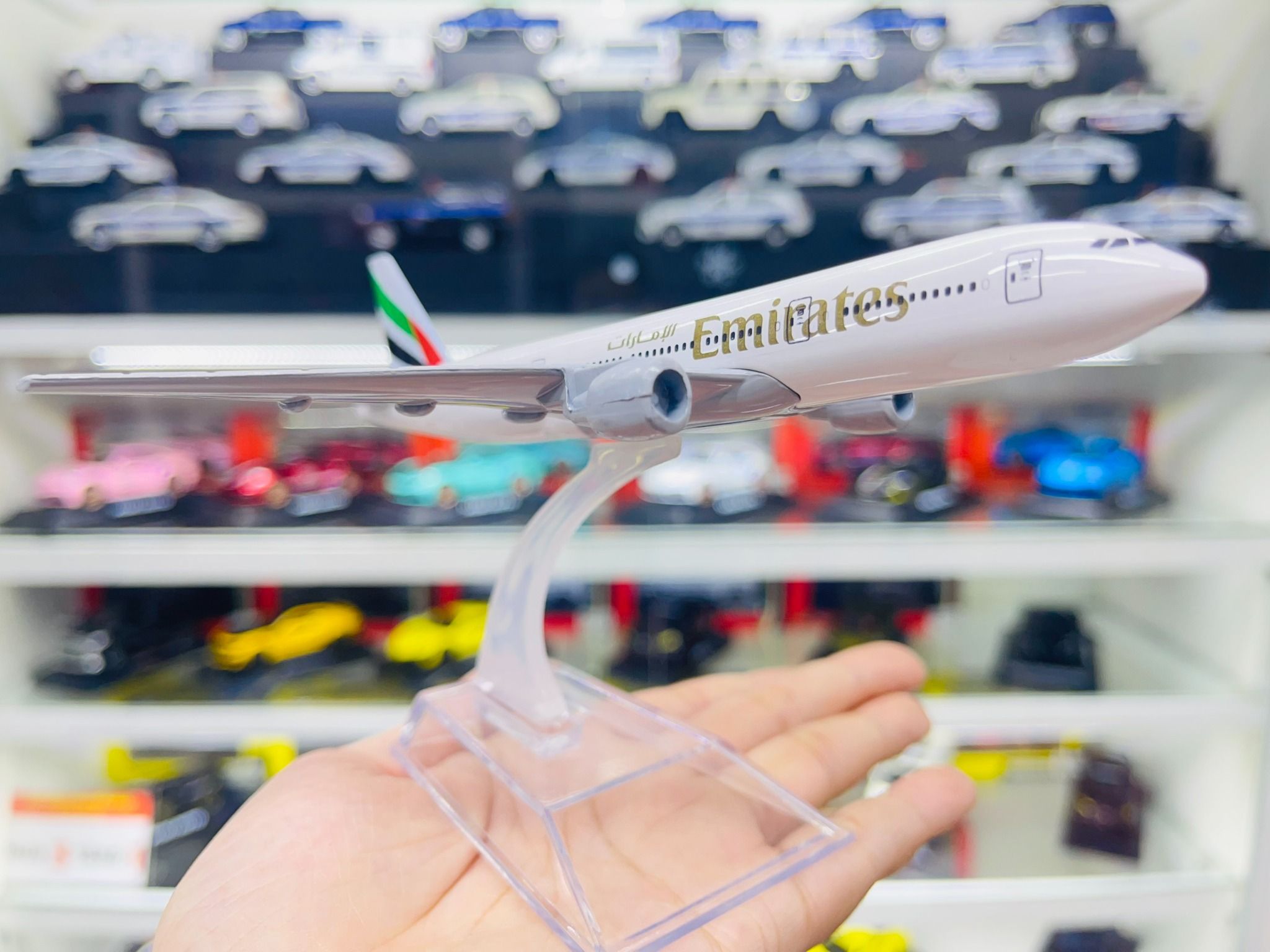  Mô hình máy bay Emirates Boeing B777 16cm MB16060 