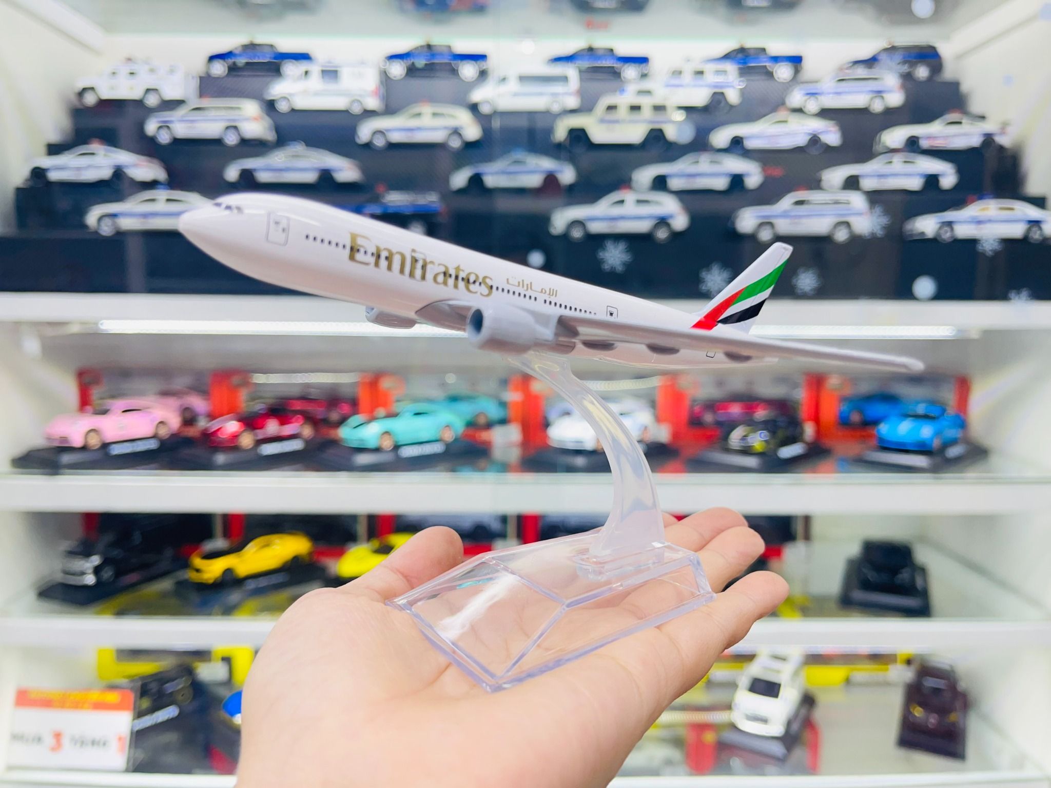  Mô hình máy bay Emirates Boeing B777 16cm MB16060 