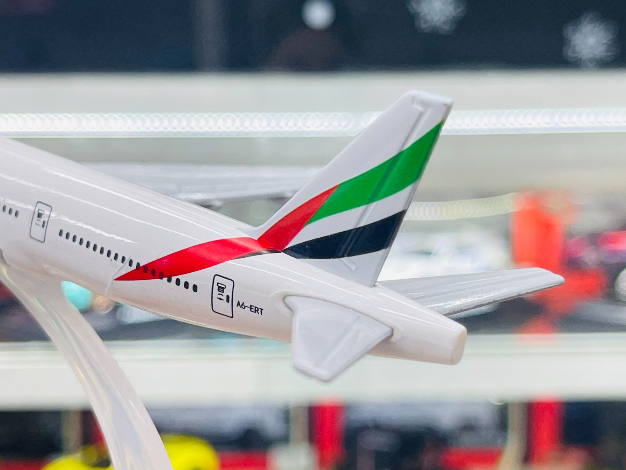  Mô hình máy bay Emirates Boeing B777 16cm MB16060 
