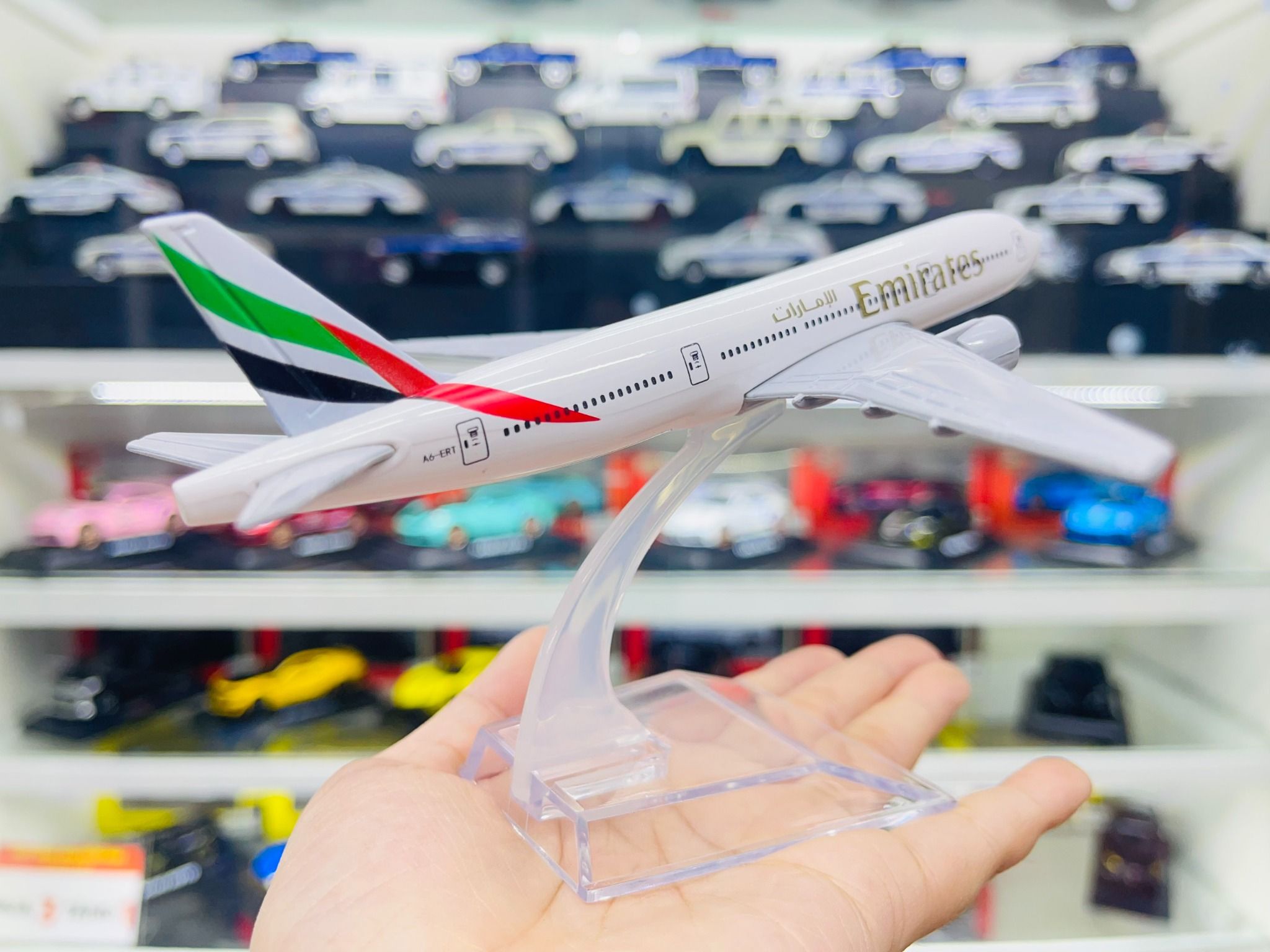  Mô hình máy bay Emirates Boeing B777 16cm MB16060 