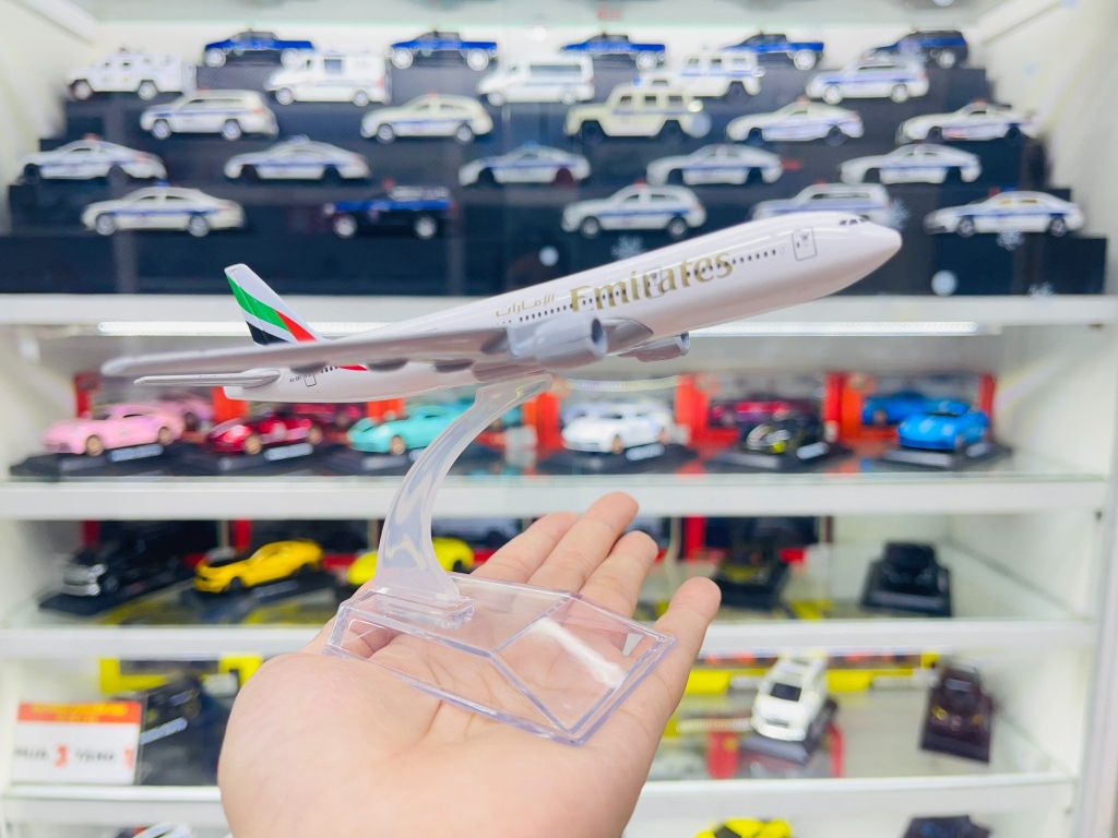 Mô hình máy bay Emirates Boeing B777 16cm MB16060