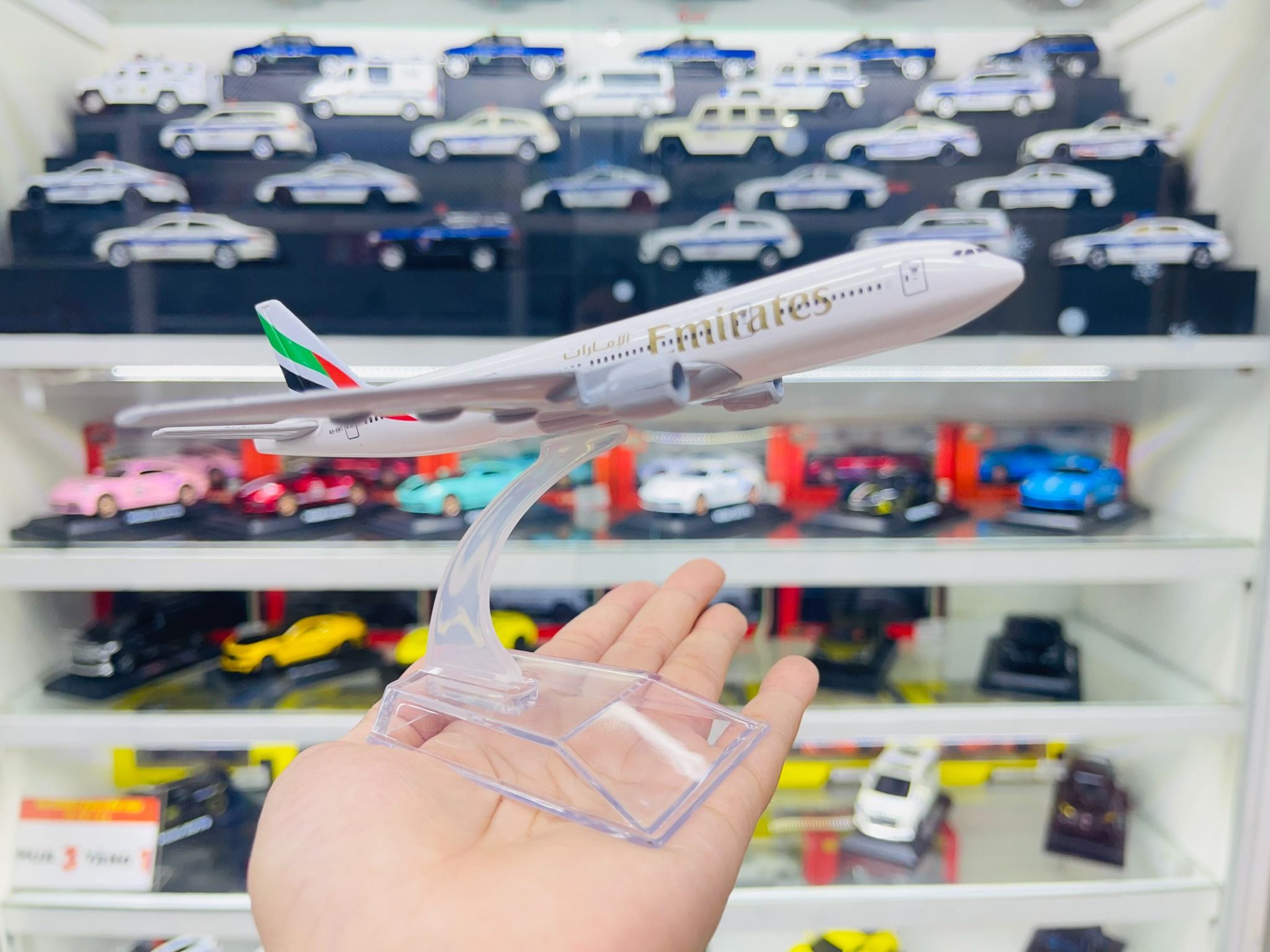  Mô hình máy bay Emirates Boeing B777 16cm MB16060 