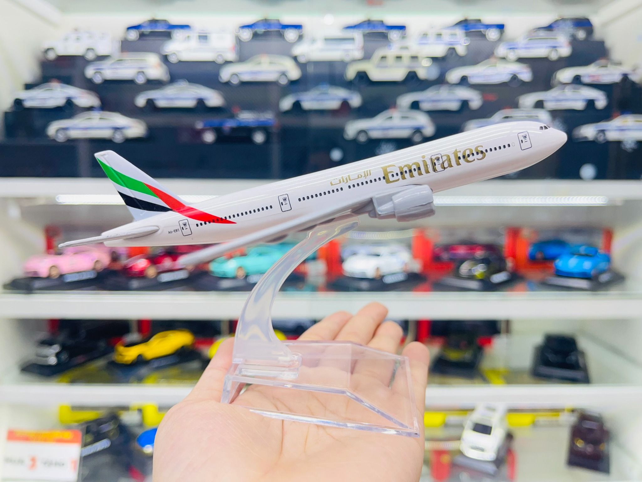  Mô hình máy bay Emirates Boeing B777 16cm MB16060 