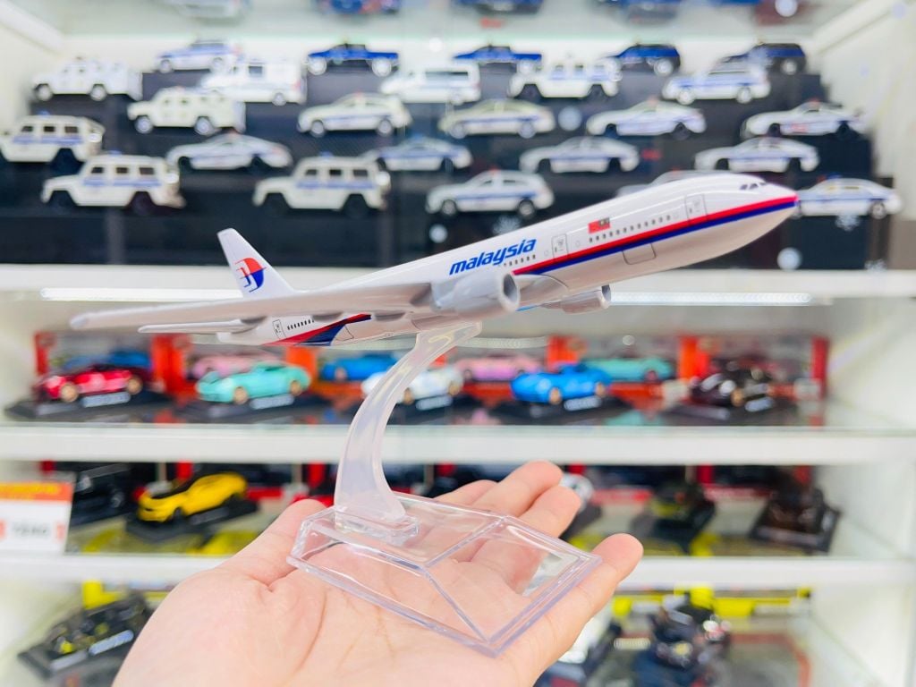 Mô hình máy bay Malaysia Airlines Boeing B777 16cm MB16064