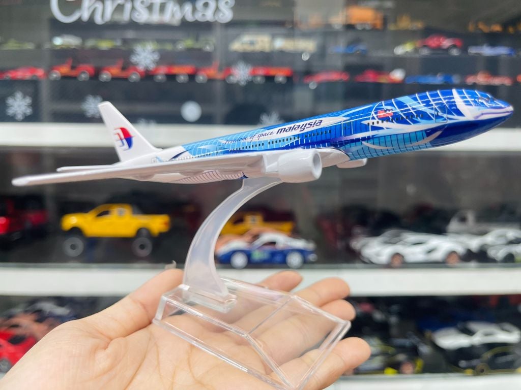 Mô hình máy bay Malaysia Heliconia Boeing B777-2H6 16cm MB16065