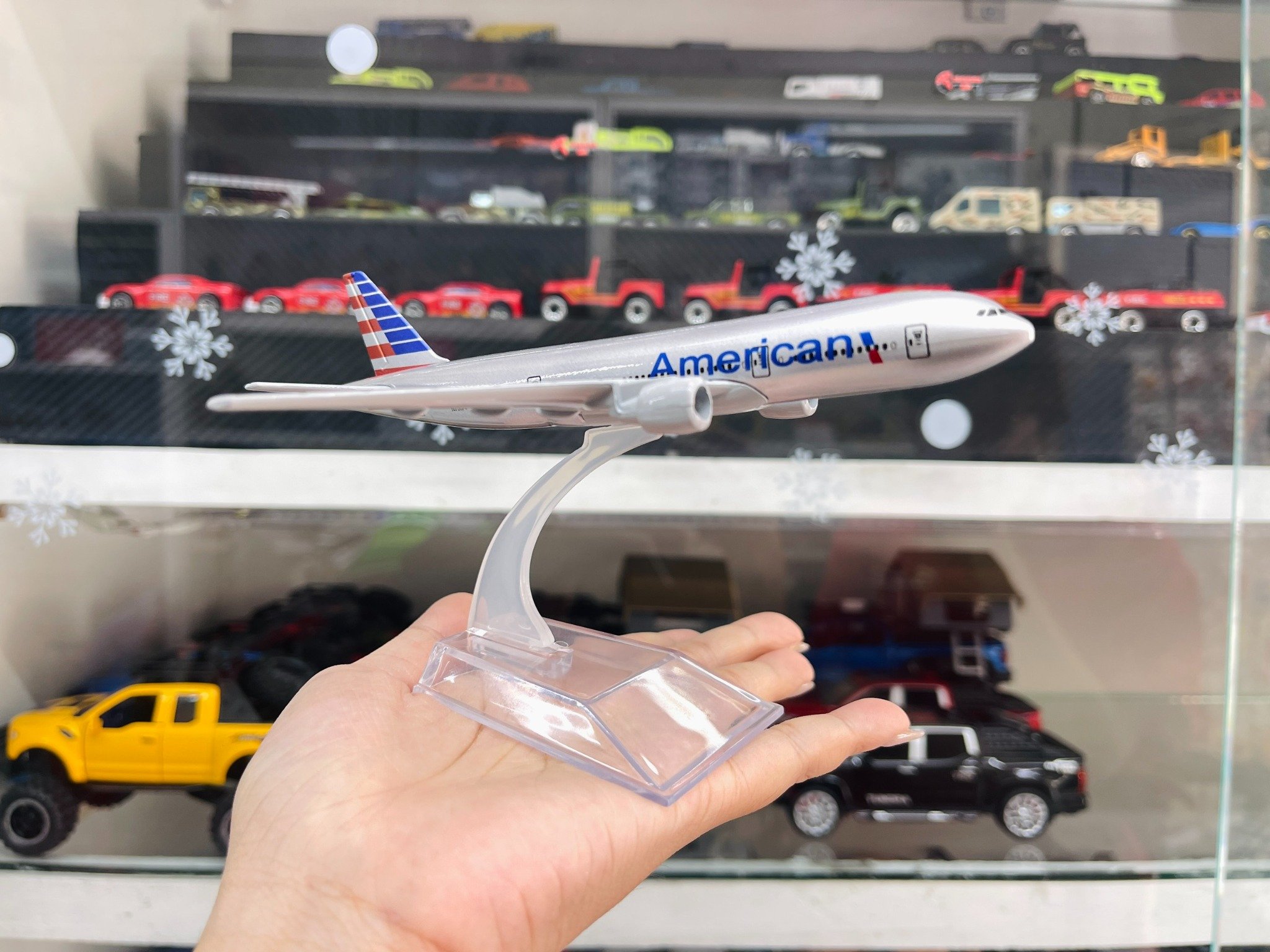  Mô hình máy bay American Boeing B777-300ER 16cm MB16066 