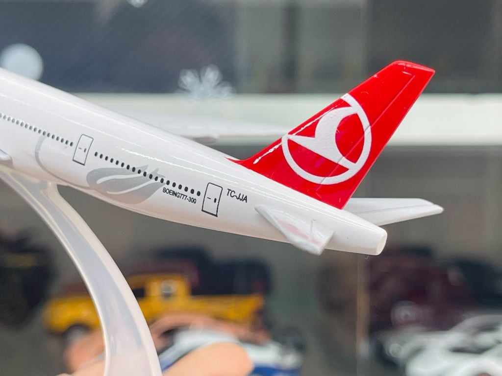 Mô hình máy bay Turkish Airlines Boeing B777-300ER 16cm MB16071