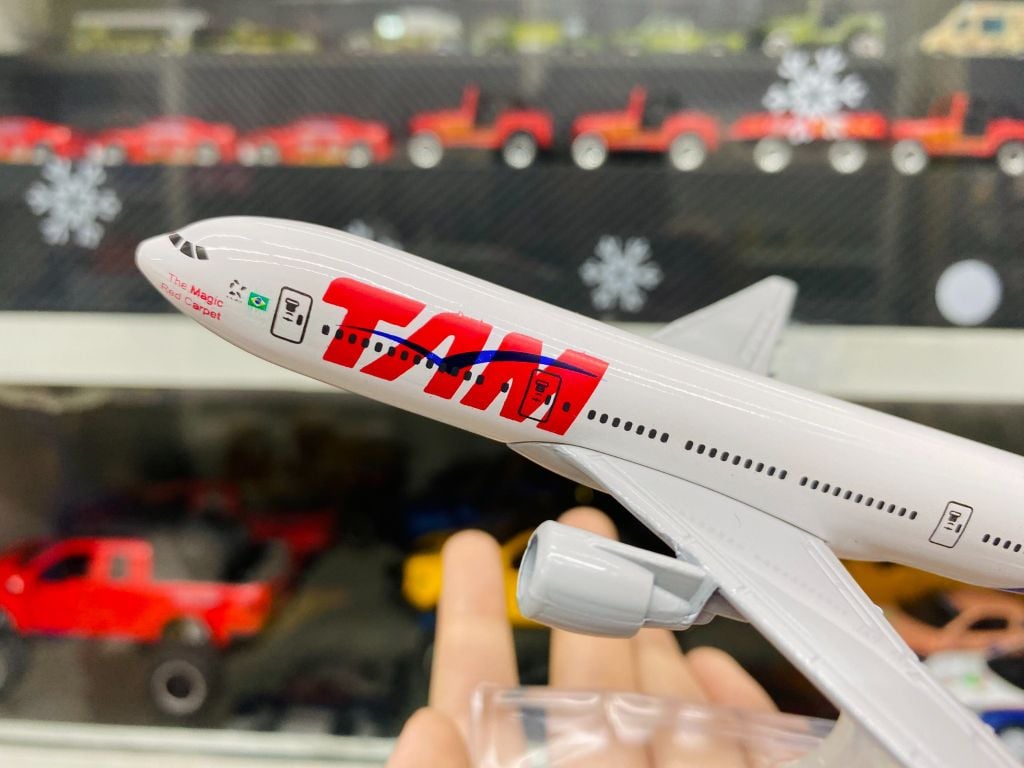 Mô hình máy bay Brazil Airlines TAM Boeing B777 16cm MB16074