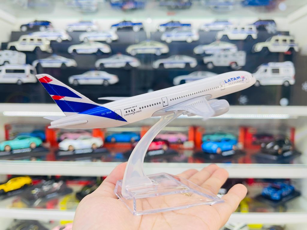 Mô hình máy bay Brazil Latam Arlines Dreamliner Boeing B787 16cm MB16080