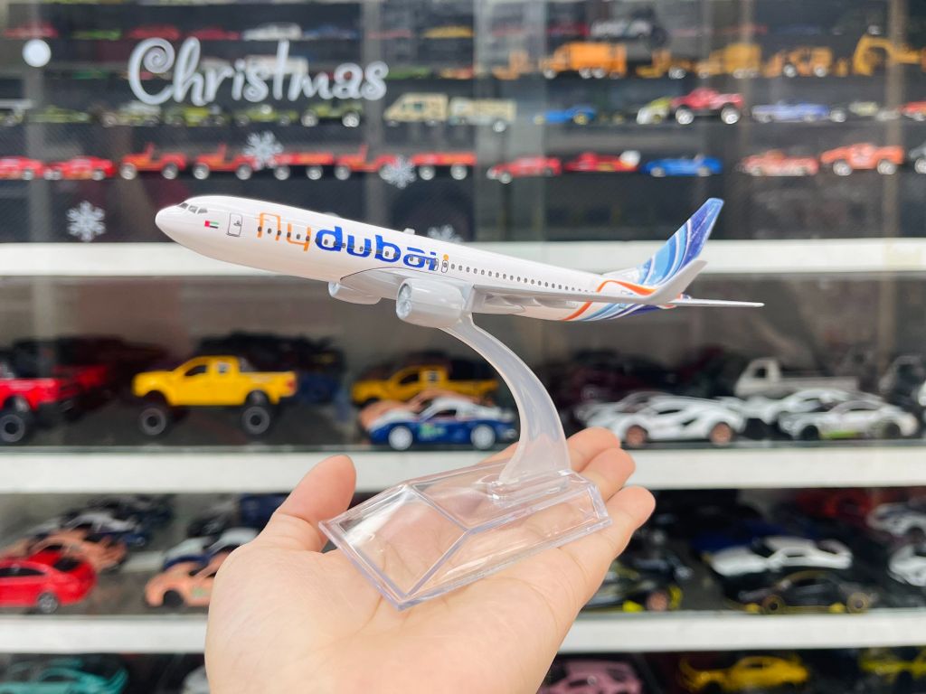 Mô hình máy bay Fly Dubai Airlines Boeing B737 kích thước 16cm MB16184