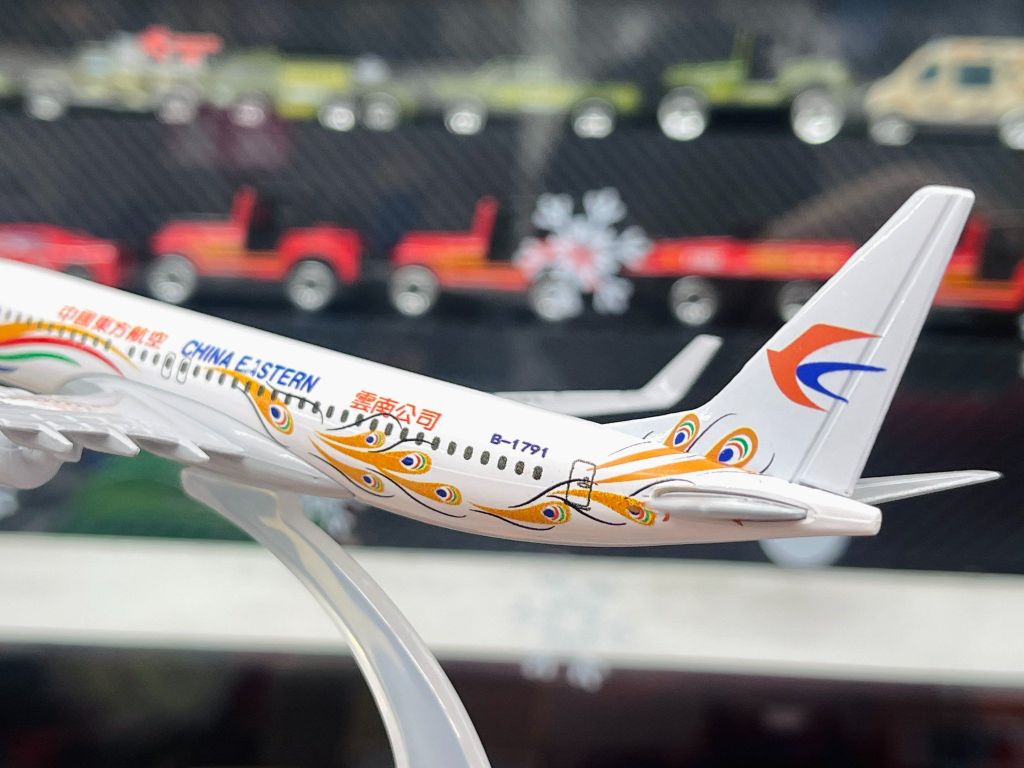 Mô hình máy bay China Estern Boeing B737 có đế 16cm MB16207