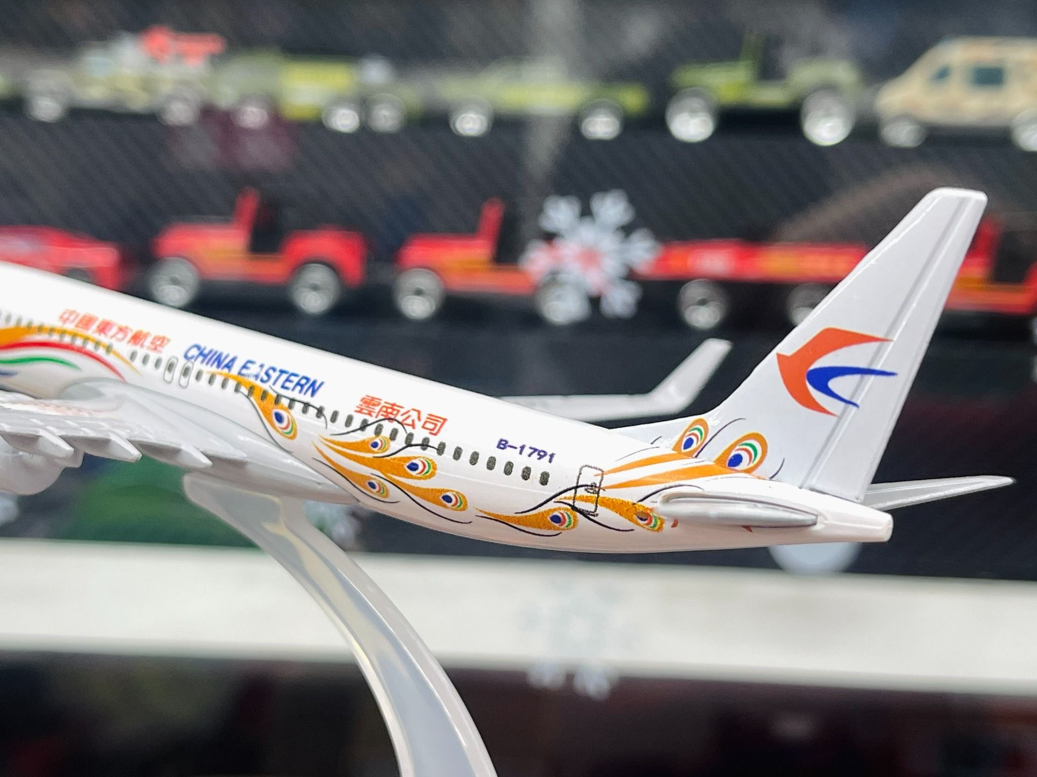  Mô hình máy bay China Estern Boeing B737 có đế 16cm MB16207 