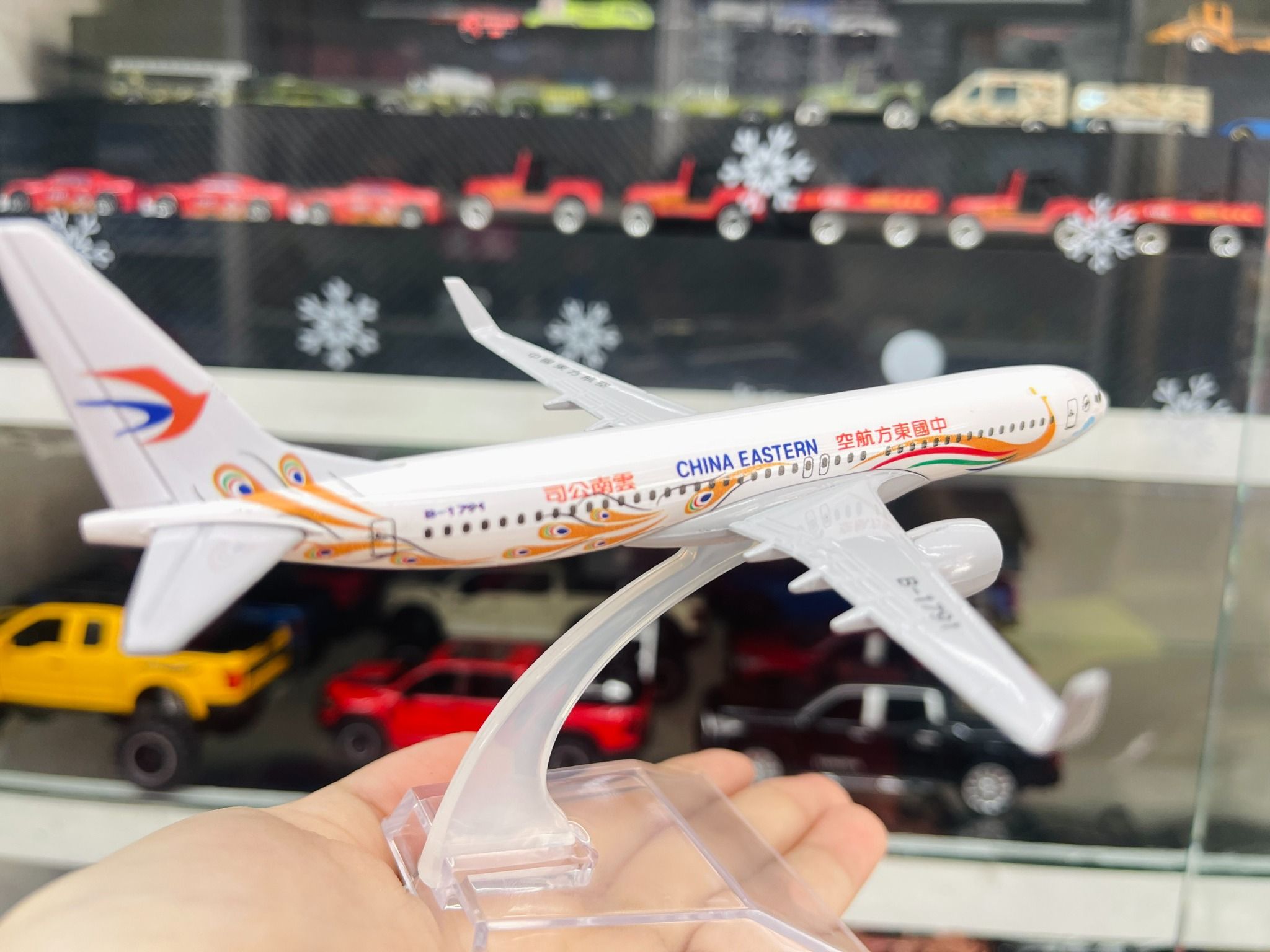  Mô hình máy bay China Estern Boeing B737 có đế 16cm MB16207 