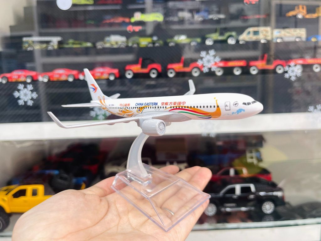 Mô hình máy bay China Estern Boeing B737 có đế 16cm MB16207