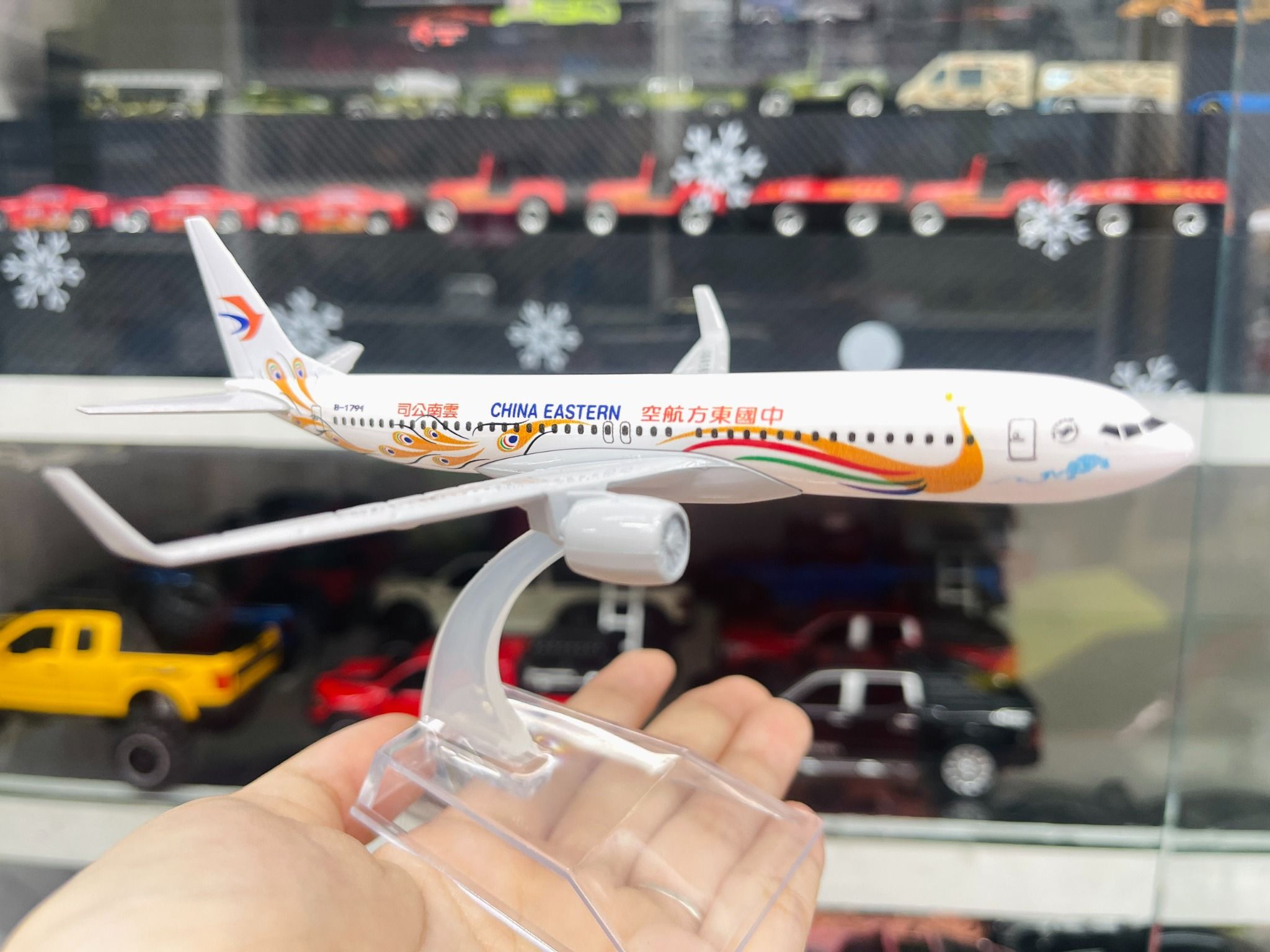  Mô hình máy bay China Estern Boeing B737 có đế 16cm MB16207 