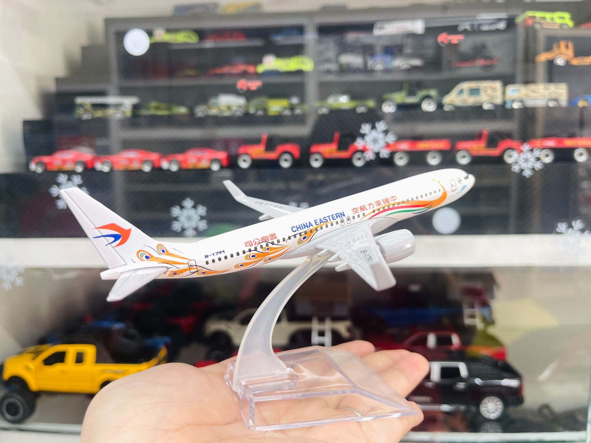  Mô hình máy bay China Estern Boeing B737 có đế 16cm MB16207 
