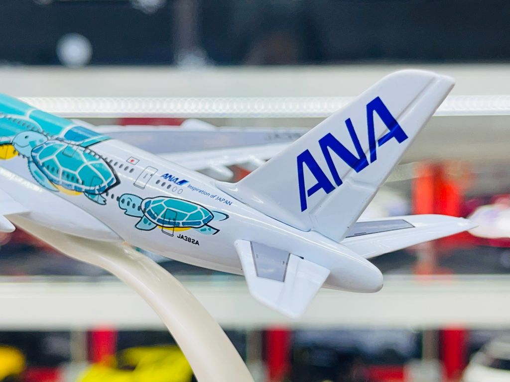 Mô hình máy bay ANA Blue Turtle Kai A380 có đế 16cm MB16210