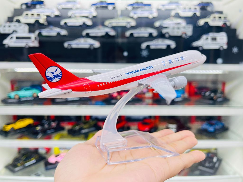 Mô hình máy bay Hãng Hàng Không Tứ Xuyên Airbus Sichuan A330 có đế 16cm MB16213