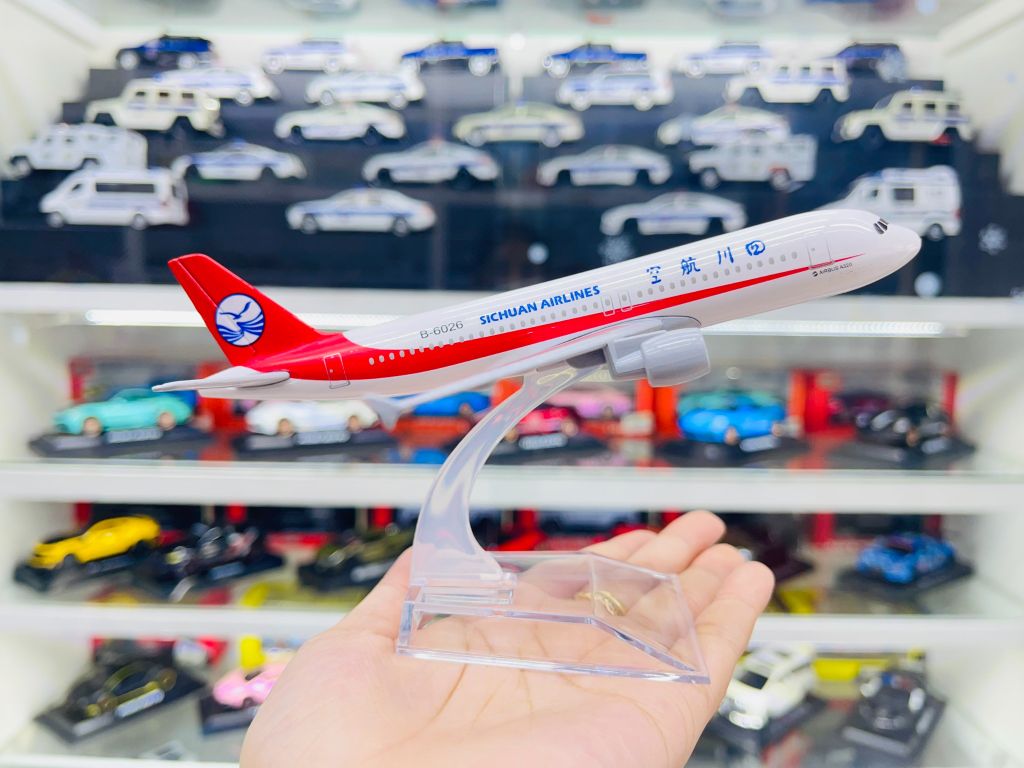 Mô hình máy bay Hãng Hàng Không Tứ Xuyên Airbus Sichuan A330 có đế 16cm MB16213