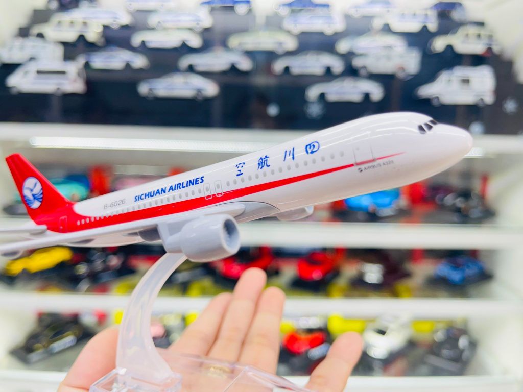 Mô hình máy bay Hãng Hàng Không Tứ Xuyên Airbus Sichuan A330 có đế 16cm MB16213