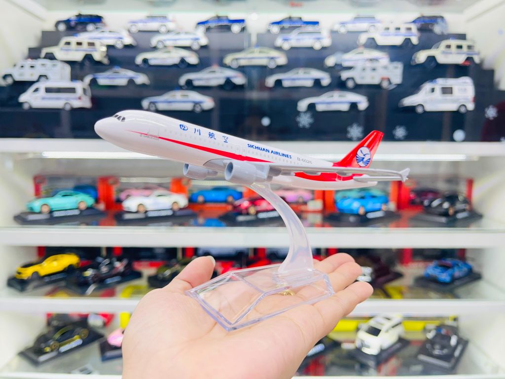Mô hình máy bay Hãng Hàng Không Tứ Xuyên Airbus Sichuan A330 có đế 16cm MB16213