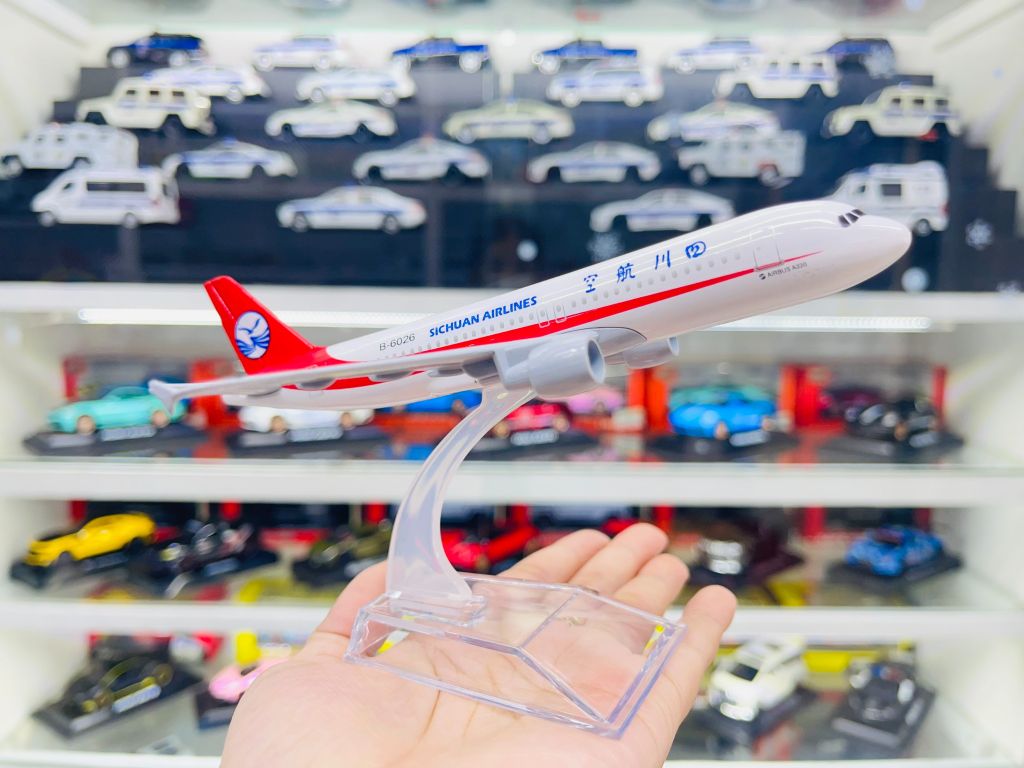 Mô hình máy bay Hãng Hàng Không Tứ Xuyên Airbus Sichuan A330 có đế 16cm MB16213