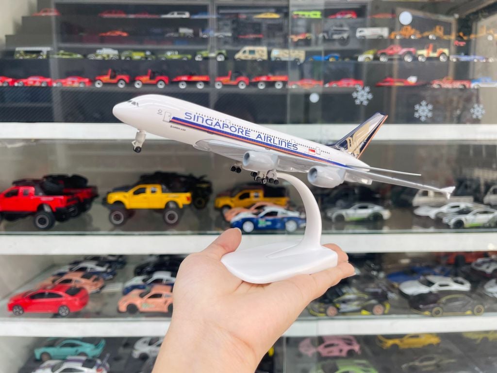 Mô hình máy bay Singapore Airline Airbus A380 20cm MB20017