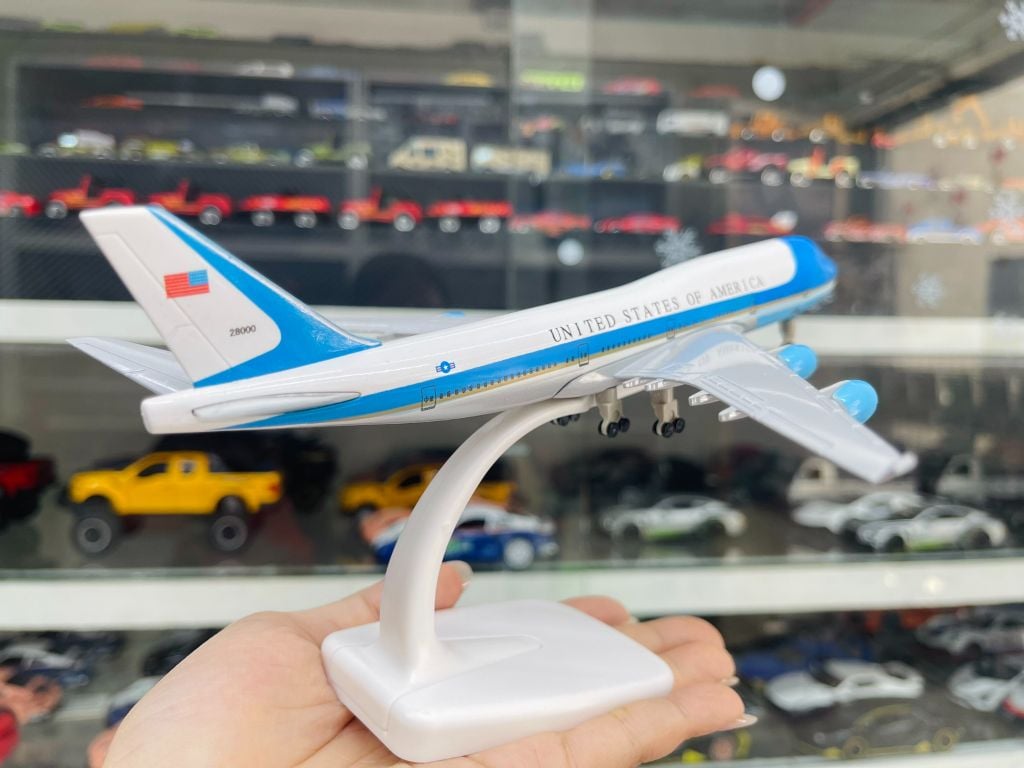 Mô hình máy bay Chuyên cơ tổng thống Mỹ Boeing B747 Air Force One 20cm MB20021