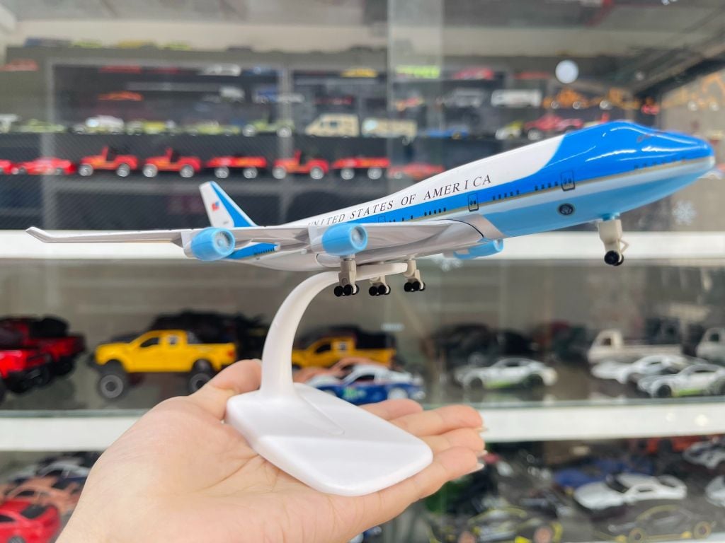 Mô hình máy bay Chuyên cơ tổng thống Mỹ Boeing B747 Air Force One 20cm MB20021