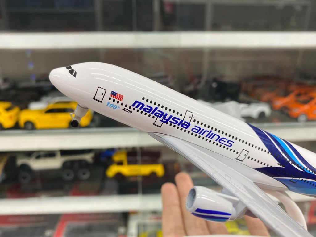 Mô hình máy bay Malaysia Airlines Airbus A380 20cm MB20029