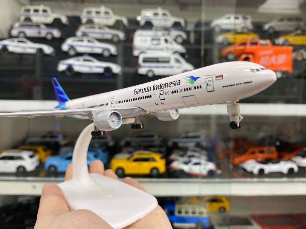 Mô hình máy bay Garuda Indonesia Boeing B777-300ER 20cm MB20031