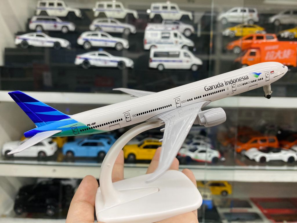 Mô hình máy bay Garuda Indonesia Boeing B777-300ER 20cm MB20031