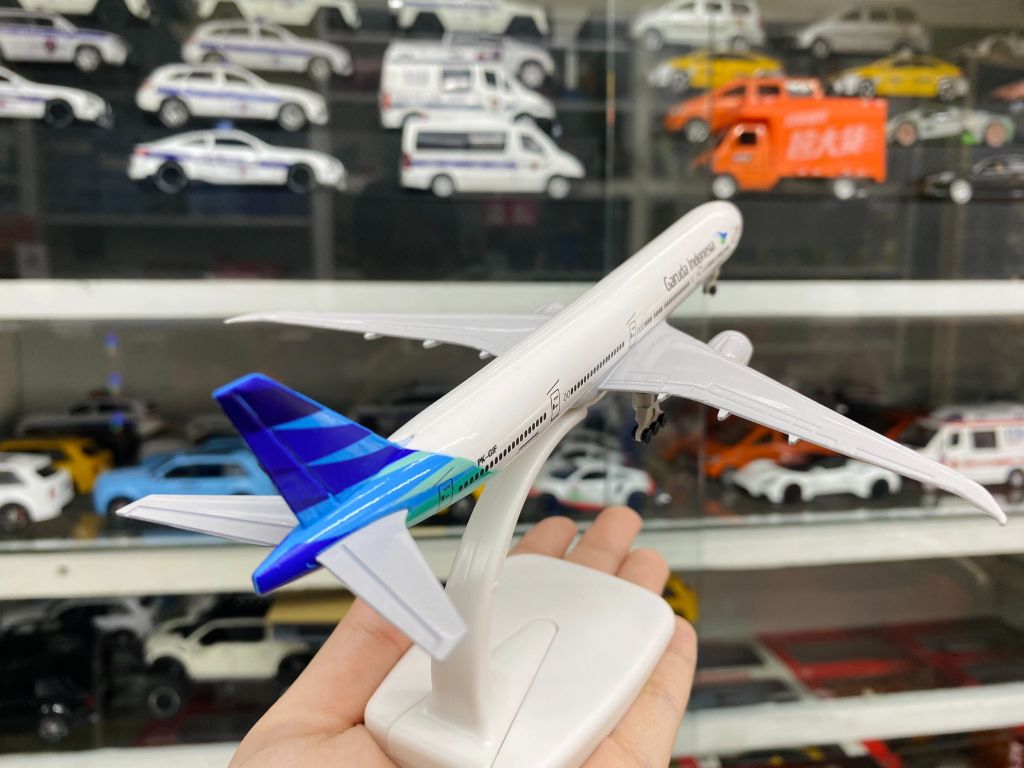 Mô hình máy bay Garuda Indonesia Boeing B777-300ER 20cm MB20031