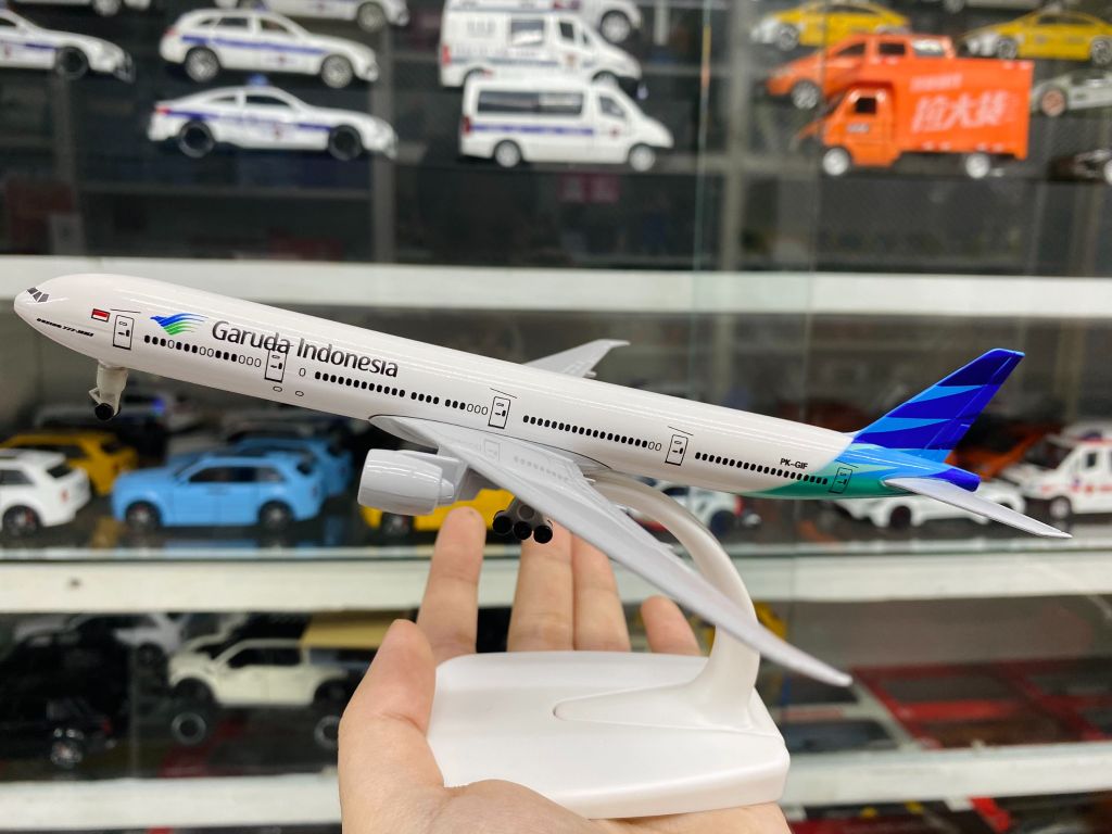 Mô hình máy bay Garuda Indonesia Boeing B777-300ER 20cm MB20031