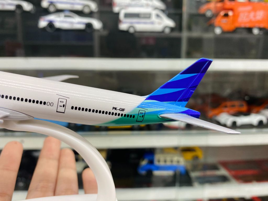Mô hình máy bay Garuda Indonesia Boeing B777-300ER 20cm MB20031