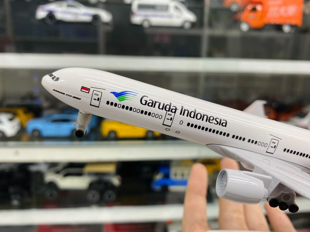 Mô hình máy bay Garuda Indonesia Boeing B777-300ER 20cm MB20031
