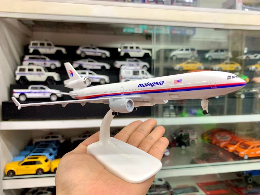 Mô hình máy bay Malaysia Airlines McDonnell Douglas MD-11 20cm MB20034