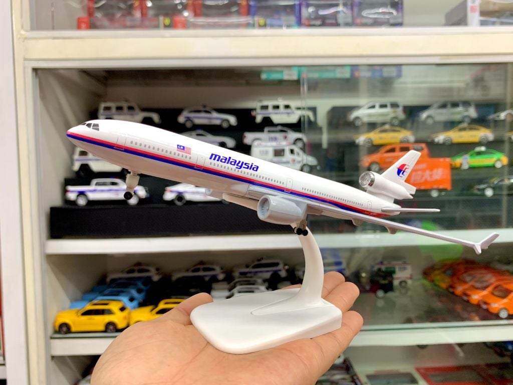 Mô hình máy bay Malaysia Airlines McDonnell Douglas MD-11 20cm MB20034