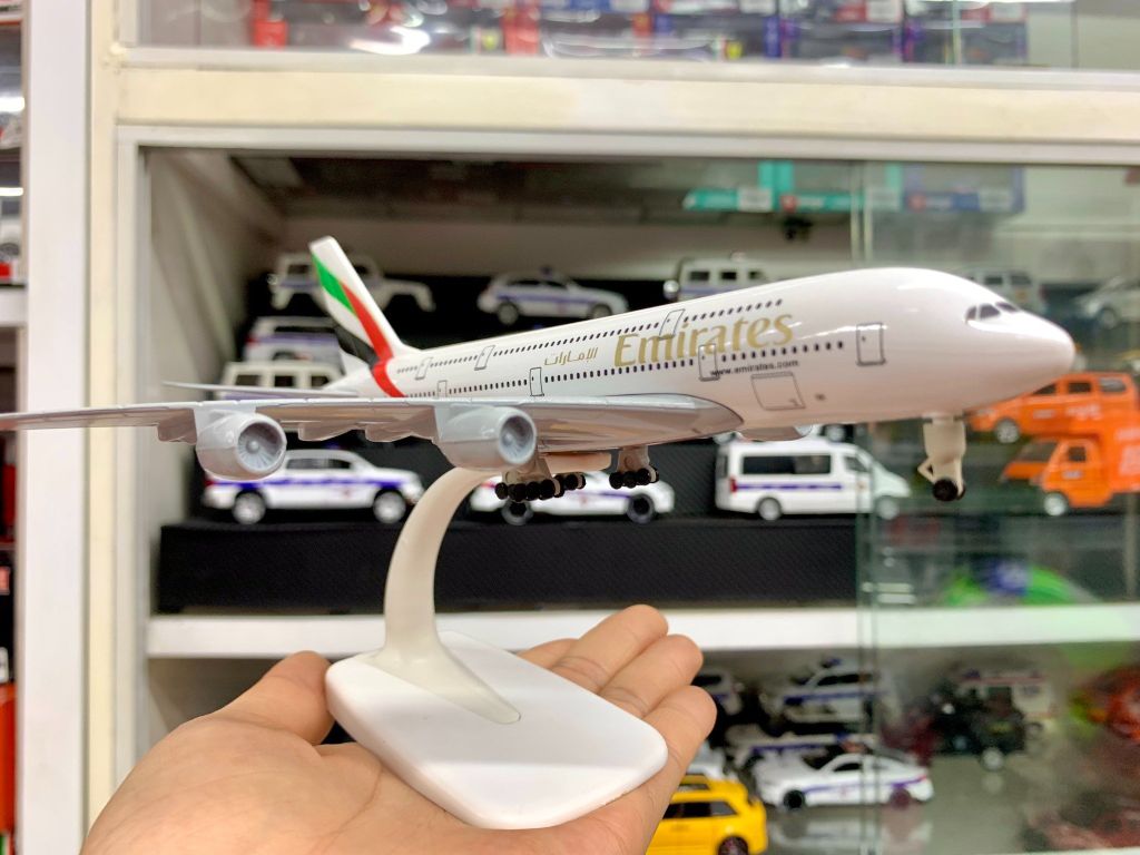 Mô hình máy bay Emirates A6-EEI Airbus A380 có bánh xe 20cm MB20036