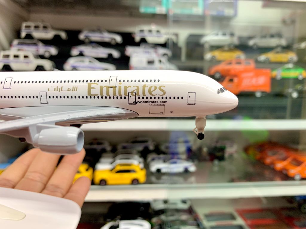 Mô hình máy bay Emirates A6-EEI Airbus A380 có bánh xe 20cm MB20036