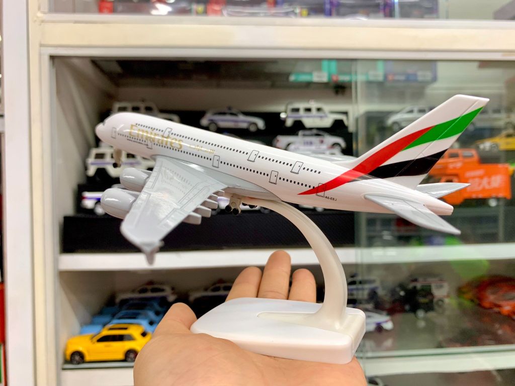 Mô hình máy bay Emirates A6-EEI Airbus A380 có bánh xe 20cm MB20036