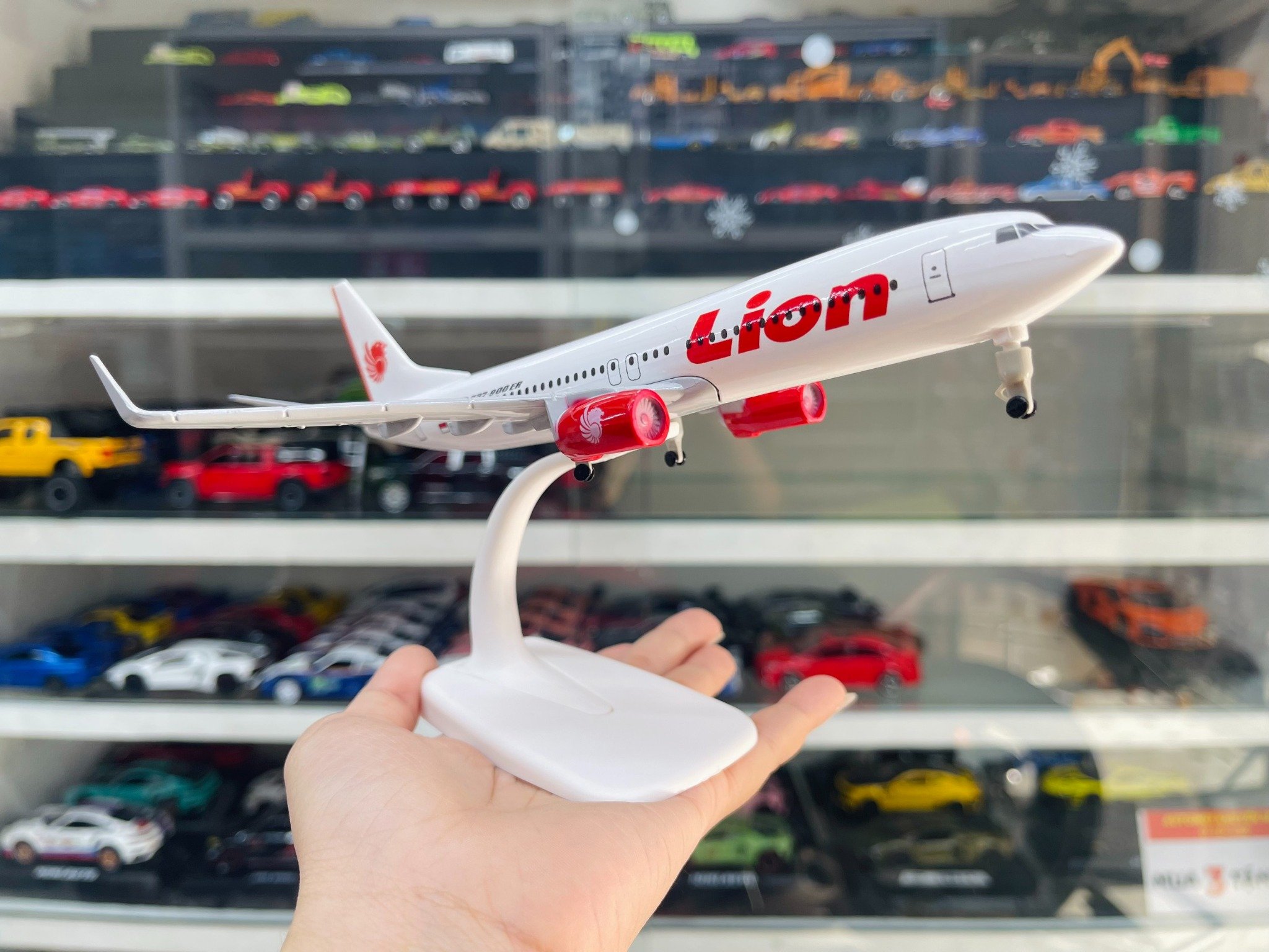  Mô hình máy bay Inodneisa Lion Air Flight Boeing B737-900ER có bánh xe 20cm MB20037 